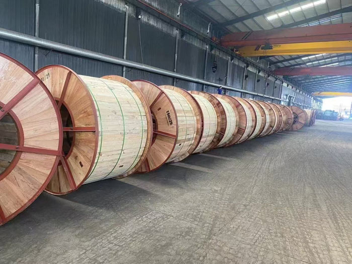 鋼芯鋁絞線(xiàn)打包發(fā)貨區(qū)